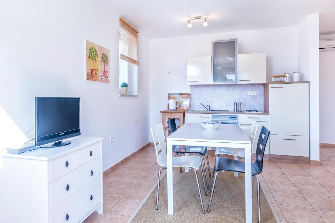 Pinia Apartment